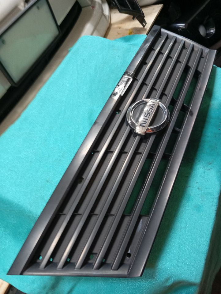 [GRILLE]NISSAN CARAVAN VAN VPE25 2006 KA20DE FR MT 2WD #000324A768178