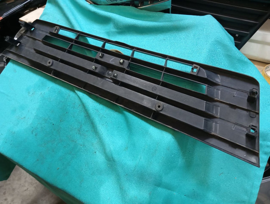 [GRILLE]NISSAN CARAVAN VAN CQGE25 2003 KA24DE FR AT 2WD #000324A768208