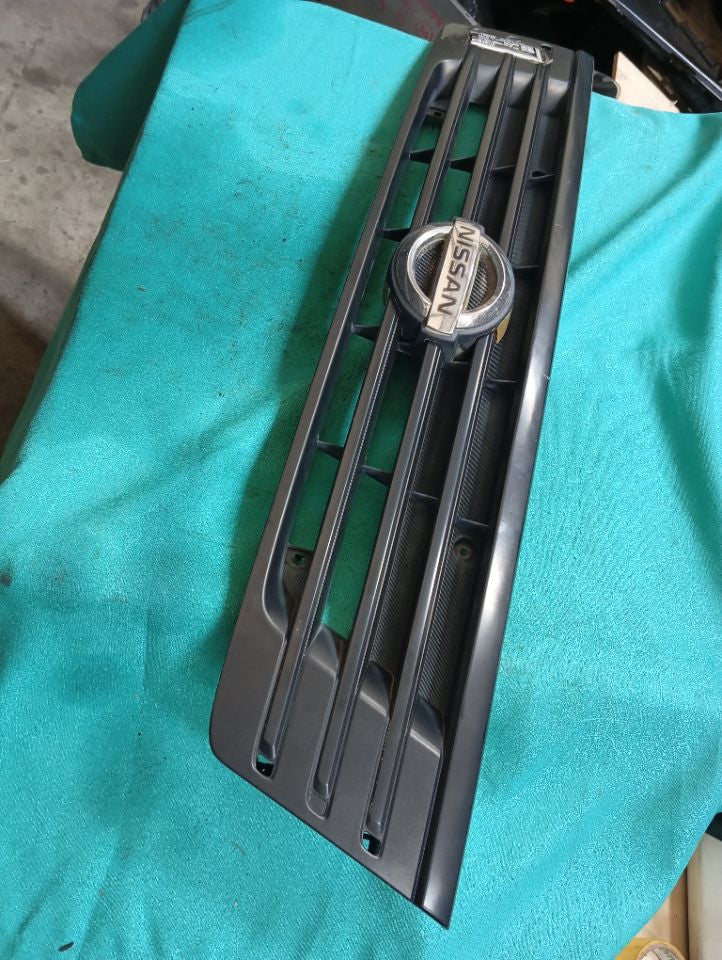 [GRILLE]NISSAN CARAVAN VAN CQGE25 2003 KA24DE FR AT 2WD #000324A768208
