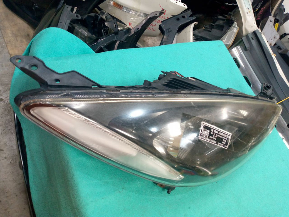 [HEADLIGHT ASSY RH]MAZDA DEMIO DE3AS 2013 ZJ-VE FF AT 4WD #000324A755239