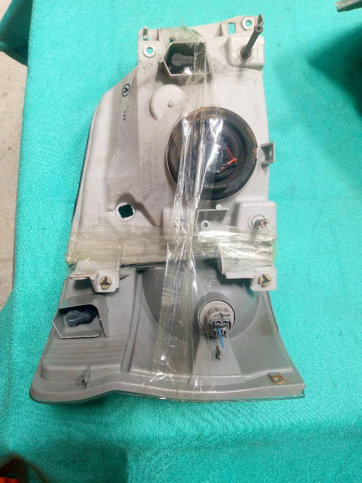 [HEADLIGHT ASSY LH]NISSAN CARAVAN VAN CQGE25 2003 KA24DE FR AT 2WD #000324A768198