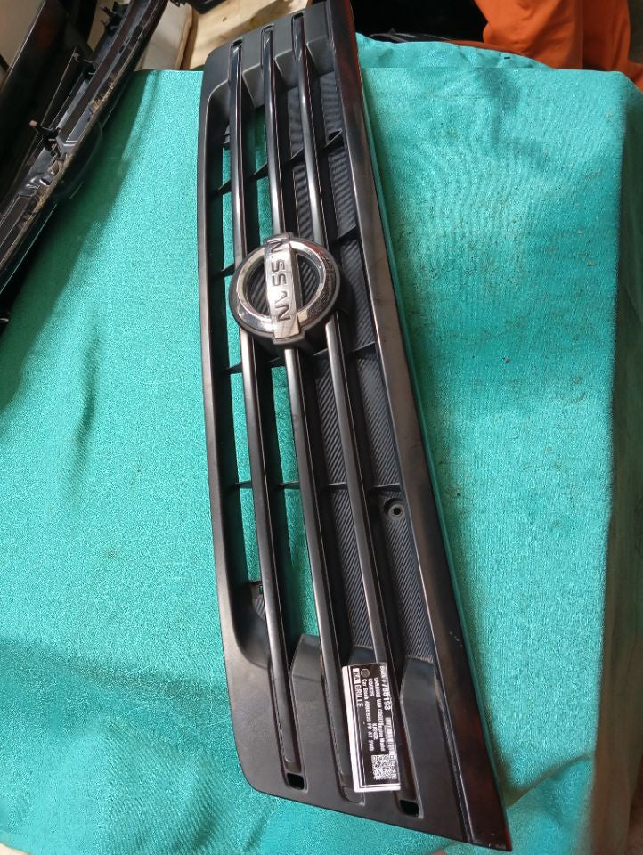 [GRILLE]NISSAN CARAVAN VAN CQGE25 2003 KA24DE FR AT 2WD #000324A768193