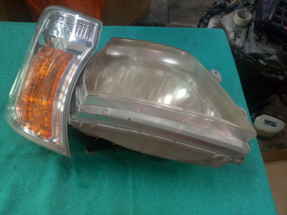 [HEADLIGHT ASSY RH]NISSAN CARAVAN VAN VPE25 2006 KA20DE FR MT 2WD #000324A768179