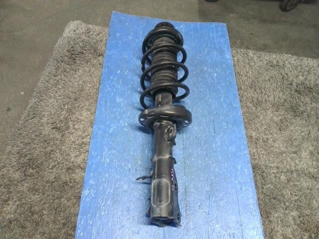 [F STRUT LH]HONDA VEZEL RU3 LEB AT 2WD #0BD3253176712