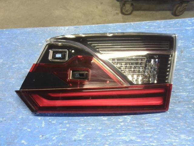 [Right finisher panel]HONDA SHUTTLE GP7 LEB AT 2WD #0BD3253178501