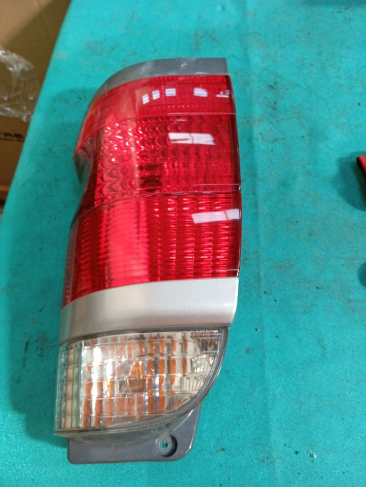 [TAIL LAMP LH]TOYOTA GRAND HIACE VCH16W 2000 5VZ-FE FR AT 4WD #000324B781580