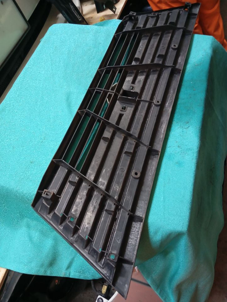 [GRILLE]NISSAN CARAVAN VAN VPE25 2006 KA20DE FR MT 2WD #000324A768178