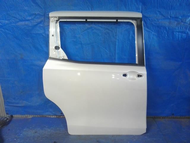 [Right R door panel]TOYOTA NOAH ZWR80G 2ZR-FXE AT 2WD #0BD3253172974