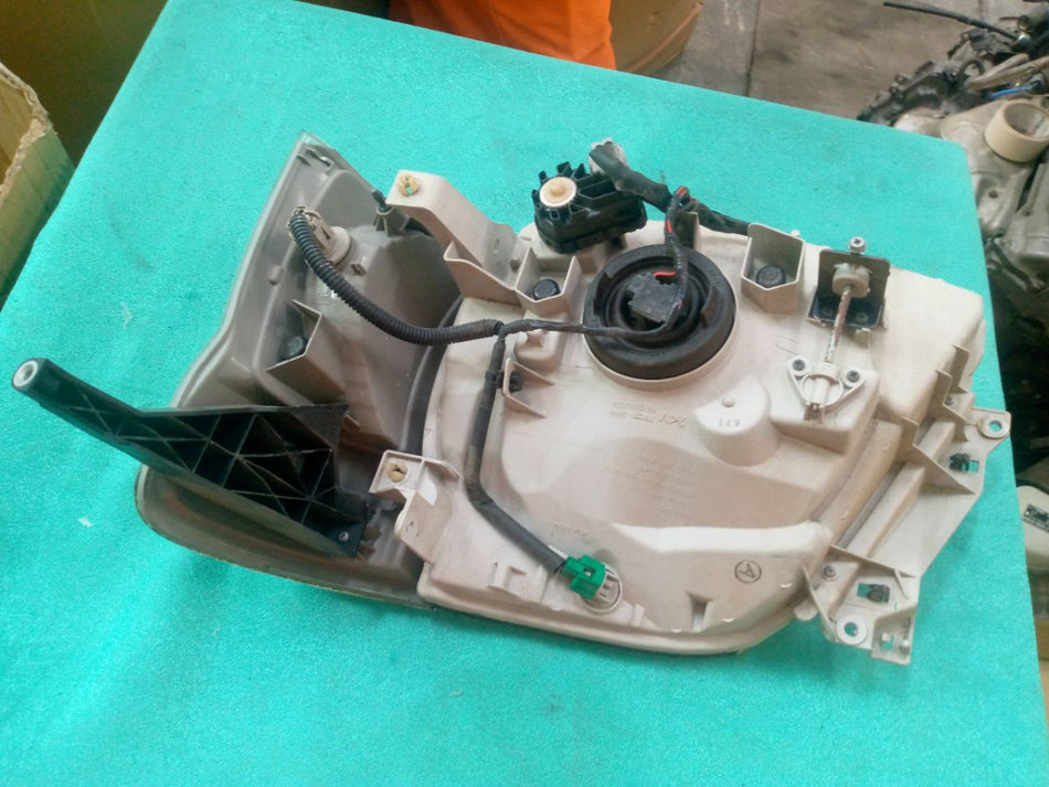 [HEADLIGHT ASSY RH]NISSAN CARAVAN VAN VPE25 2006 KA20DE FR MT 2WD #000324A768179