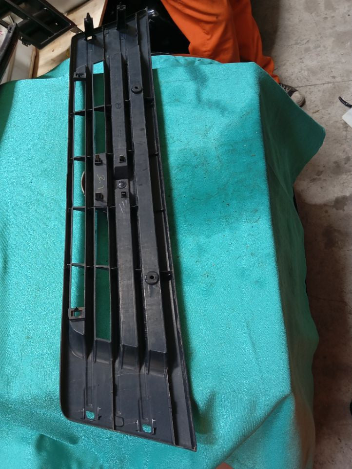 [GRILLE]NISSAN CARAVAN VAN CQGE25 2003 KA24DE FR AT 2WD #000324A768193