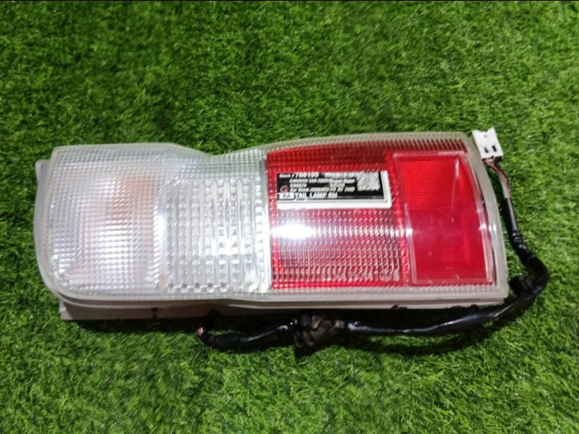 [TAIL LAMP RH]NISSAN CARAVAN VAN CQGE25 2003 KA24DE FR AT 2WD #000324A768199