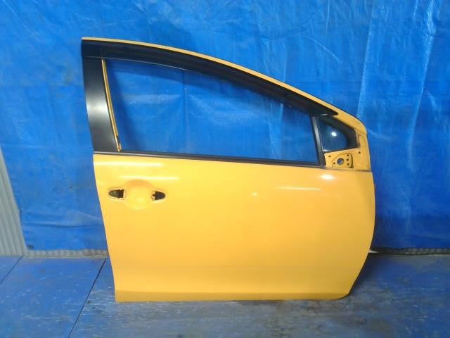 [Right F door panel]TOYOTA AQUA NHP10 1NZ-FXE AT 2WD #0BD3253173141