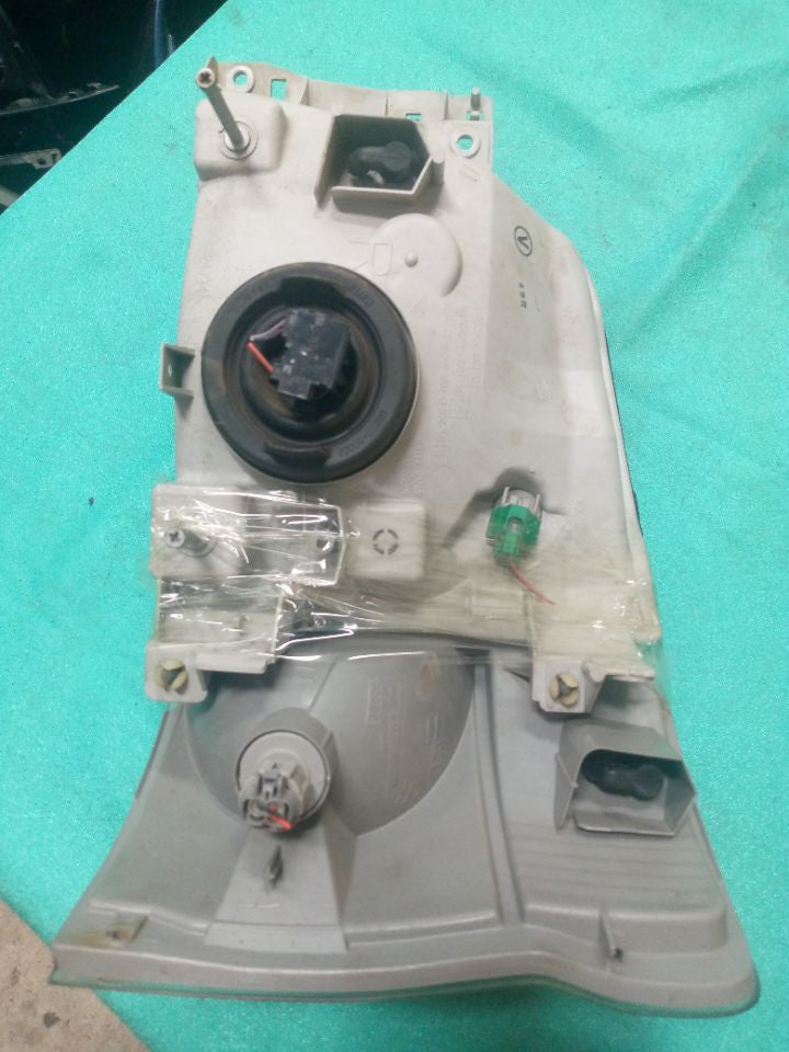 [HEADLIGHT ASSY RH]NISSAN CARAVAN VAN CQGE25 2003 KA24DE FR AT 2WD #000324A768197