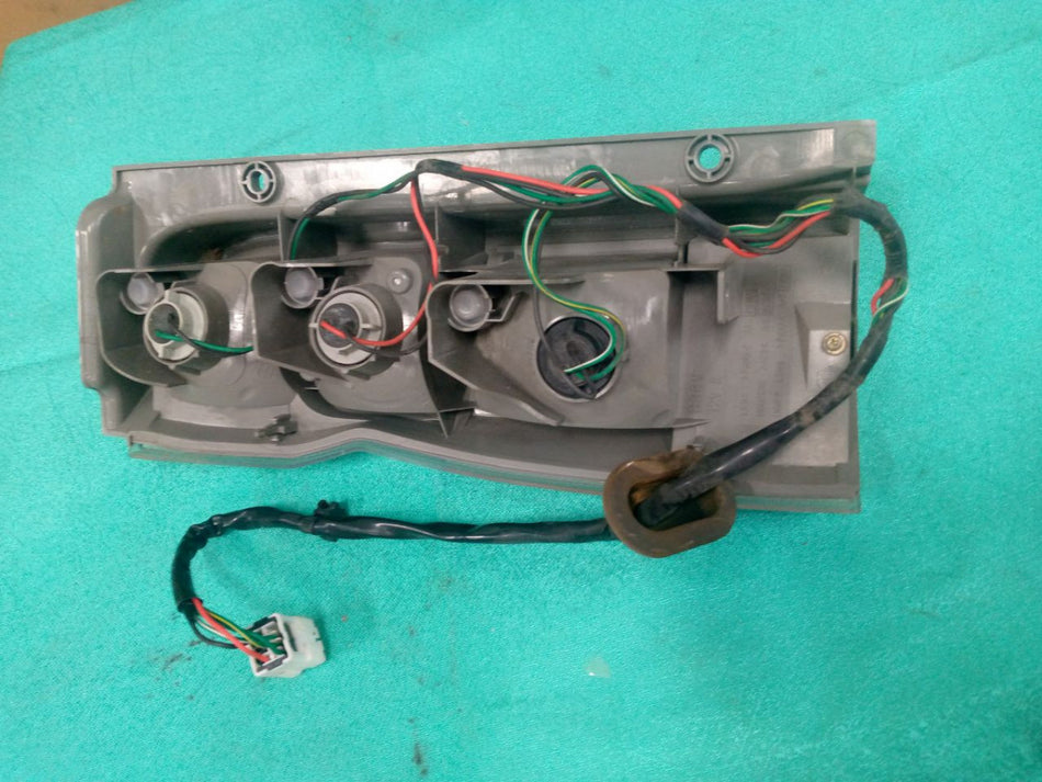 [TAIL LAMP RH]NISSAN CARAVAN VAN CQGE25 2003 KA24DE FR AT 2WD #000324A768214